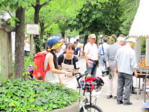 初台でブースの呼び込みに地元の人に話かける味の素AGF社の社員(渋谷おとなりサンデー)