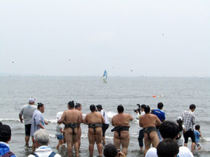 海の美化を願うハマグリ撒き。海の二枚貝は濾過摂食することで海水をきれいにするといわれる