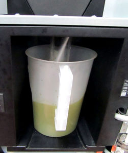 とろみ自動調理サーバーでとろみ飲料がつくられる様子