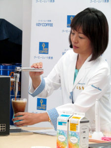 ディスペンサー「KEY COLD CREMA COFFEE」の実演
