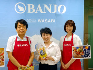 (左から)三代康雄部長(万城食品)、梅津有希子氏(だし愛好家)、山田麻友子係長(万城食品)