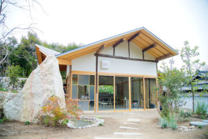 島の古民家をリノベーションした会場