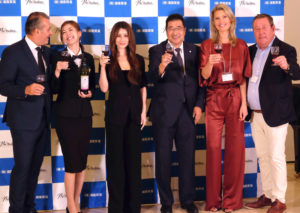 (左から)ワイナリーのフリップ・マグレ氏、竹内香奈子氏、ダレノガレ明美氏、橋本則夫社長(湘南貿易)、キャロル・ブラグマン氏(ネオブュル)、フィリップ・スタッセン社長(ネオブュル)
