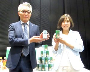 柳井慎一郎常務㊧と福永すみれ氏(サントリー食品インターナショナル)