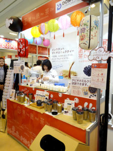 展示会でもアピール(東風茶 トウプウチャ タピオカミルクティー)