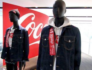 リサイクルPETを一部使用している「DISEL×COCA-COLA」コラボアパレル