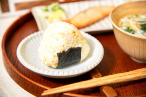 おにぎりに用いた朝食メニュー提案(マイクポップコーン プラスファイバーうすしお味/腸活レシピ)